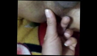 Watch the video about Marido corno viadinho levando dedada