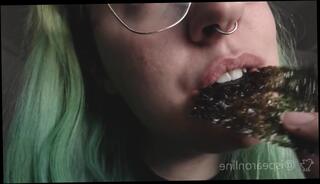 Watch the video about ASMR eating seaweed snacks