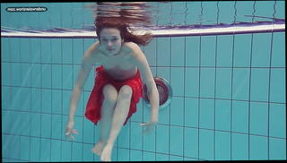 Watch the video about Libuse goes underwater in the pool