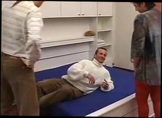 Video 301102504: midget piss