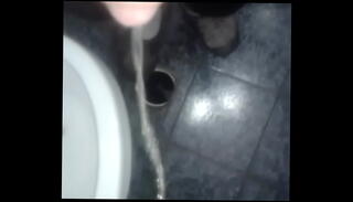 Video 635590195: men pissing, pissing first