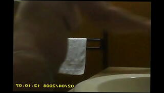 Watch the video about Madre espiada en el ba&ntilde;o