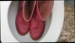 Video 1571165031: pee boots, pink pee, gay boots