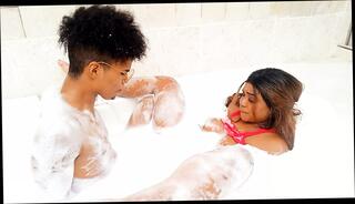 Watch the video about Follando en el Jacuzzi , con mi Hermanastra la mas caliente