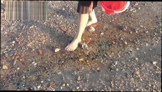 Watch the video about Nu sinh bat be tren bien cuc me