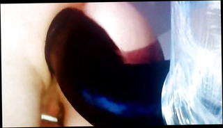 Watch the video about Riesen Dildo in der Rosette