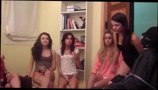 Watch the video about 8 Girls rotzen einen Typen an
