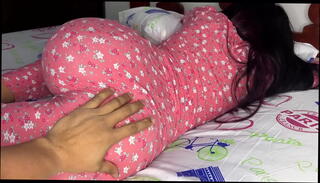 Watch the video about Mi Padrastro Pervertido Romperle el Culo a su Inocente Hijastra