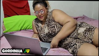 Watch the video about Professora safada empresta notebook para seu aluno ele v&ecirc; sua foto pelada e acaba fudendo ela