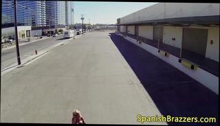 Watch the video about Lesbianas en juego anal con arnes