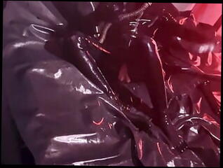 Watch the video about Self Fisting in Fullrubber with gasmask