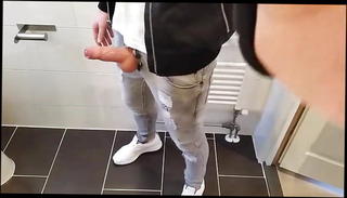 Video 1435375101: muscular hunk wanking, muscle hunk wanks, gay wanking, wank's jeans, british wank, gay locker